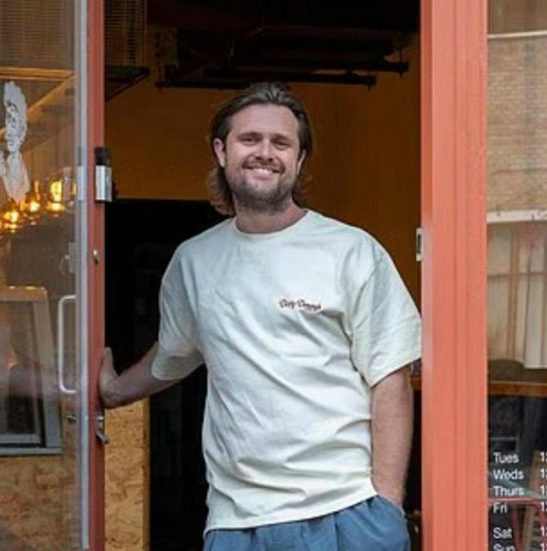 Британца заставили закрыть кебабную, потому что он...белый.