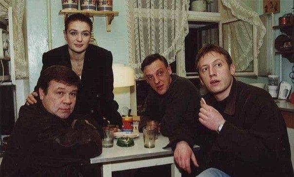 Россияне спиваются из-за «ментовских сериалов» - РАН.