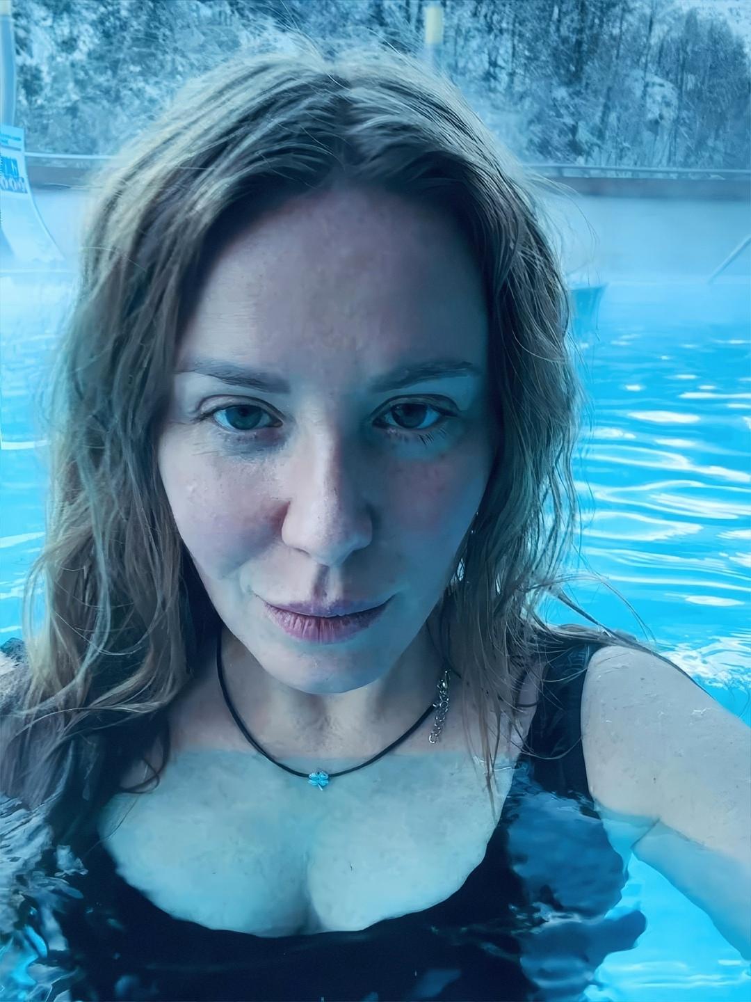 44-летняя Мария Скорницкая, широко известная по своему дебюту в сериале «Реальные пацаны», удивила своим преображением.💔