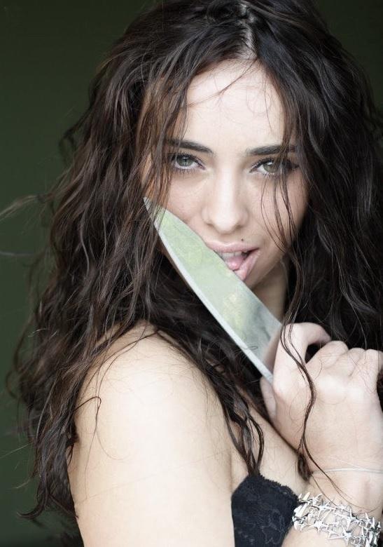 В Новый Год 22 летнюю питерскую барышню с ножом и в аффекте в одном из входов дома обнаружили жильцы. Соседи ее утихомирили и запросили помощь полиции.