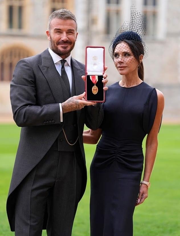 Король Карл III посвятил 50-летнего Дэвида Бекхэма в рыцари за заслуги перед футболом и британским обществом️