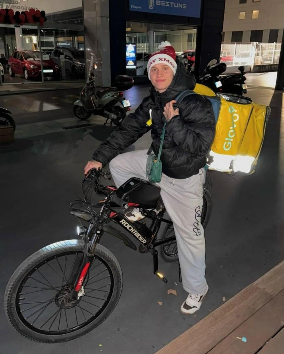 Даня Милохин нашел вторую работу - официантом😳