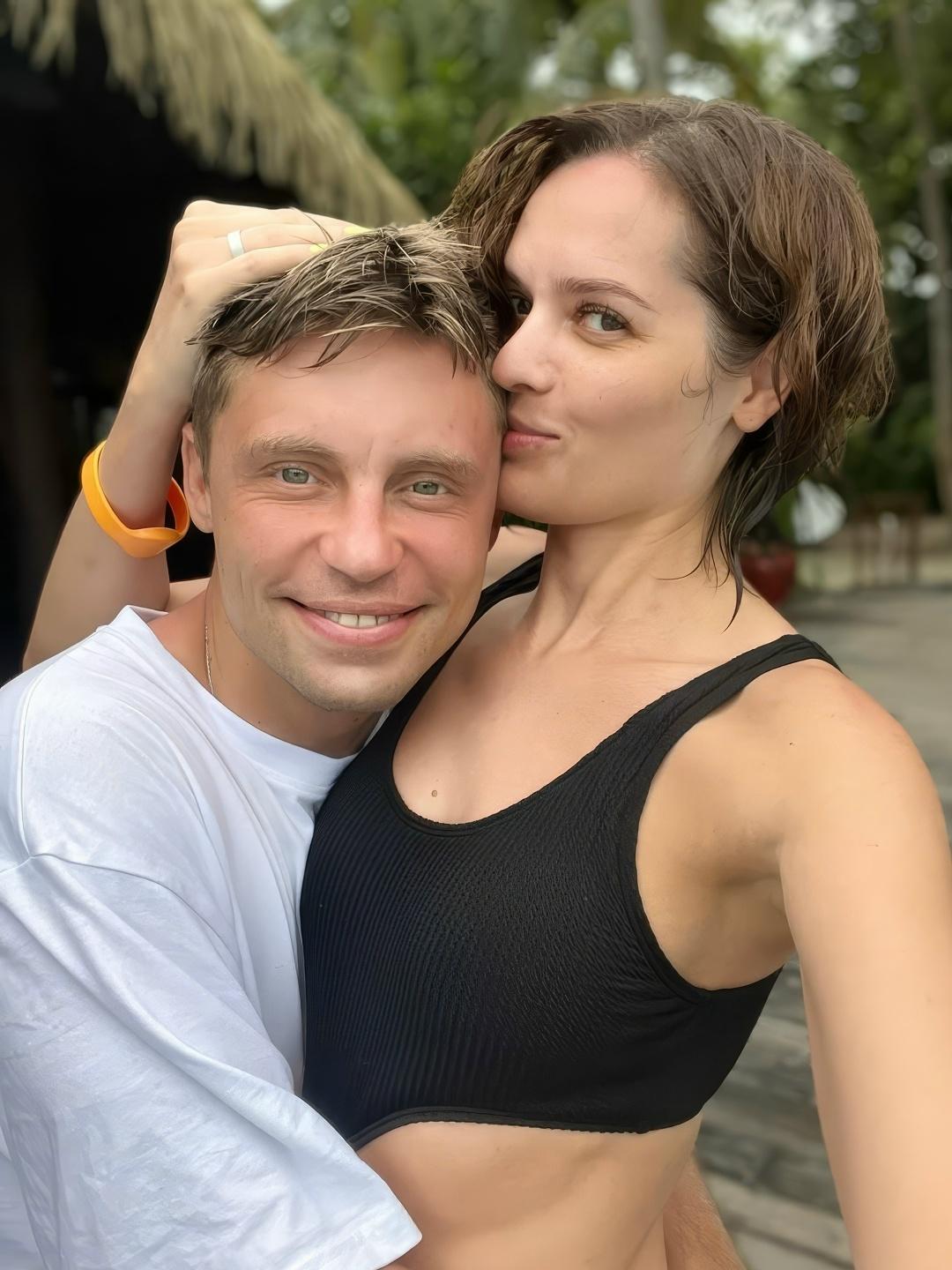 😡 Наглая журналистка поставила 36-летнего актёра Александра Головина в неудобное положение, задав вопрос о его дочери от предыдущих отношений.