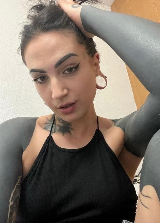 Кажется пес почувствовал кайфовый запах татуировки