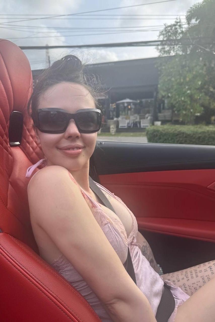 Инстасамка продолжает нарываться на обсуждение своих имплантов))