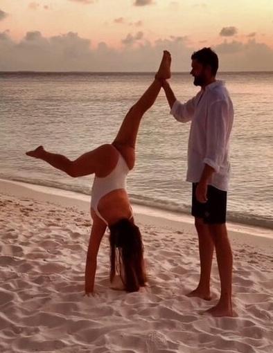 «Сделала стойку на руках» — 43-летняя Ирина Дубцова показала необычные фотографии с отдыха.