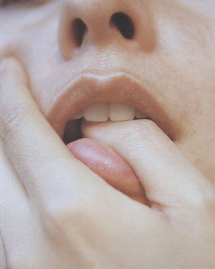 За 20 лет я успел перетр@хать за 100 девушек, а моя коллекция трусиков: почти все из класса и параллели, спал с соседкой, пока родители на работе, и с её подругой