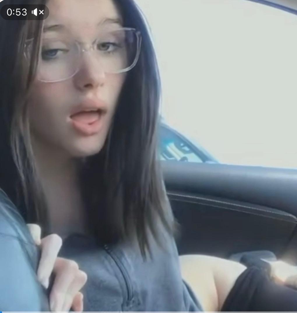 мне 18 лет, а моей сводной сестре 22 и я спалил, что она раздевается и делает всякие вещи на камеру… в интернете она ведет себя довольно скромно - фоток особо нет, аккаунты скрыты, я бы и не подумал никогда, что смогу найти такое… после уника с другом уго