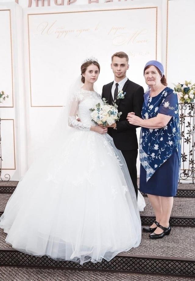 Друзья попросили фотографа убрать бабушку со свадебного фото, но он так просто это не оставил