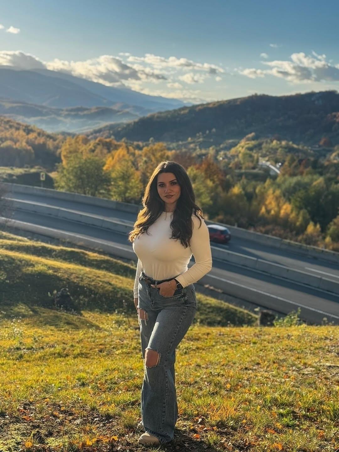 мне 18 лет, а моей сводной сестре 22 и я застиг, что она раздевается и делает различМне 18 лет, а моей сводной сестре 22 и я поймал, что она снимает себя голой и делает всякие дела на камеру… я давно стал видеть, что она личность не особо застенчивая - бу