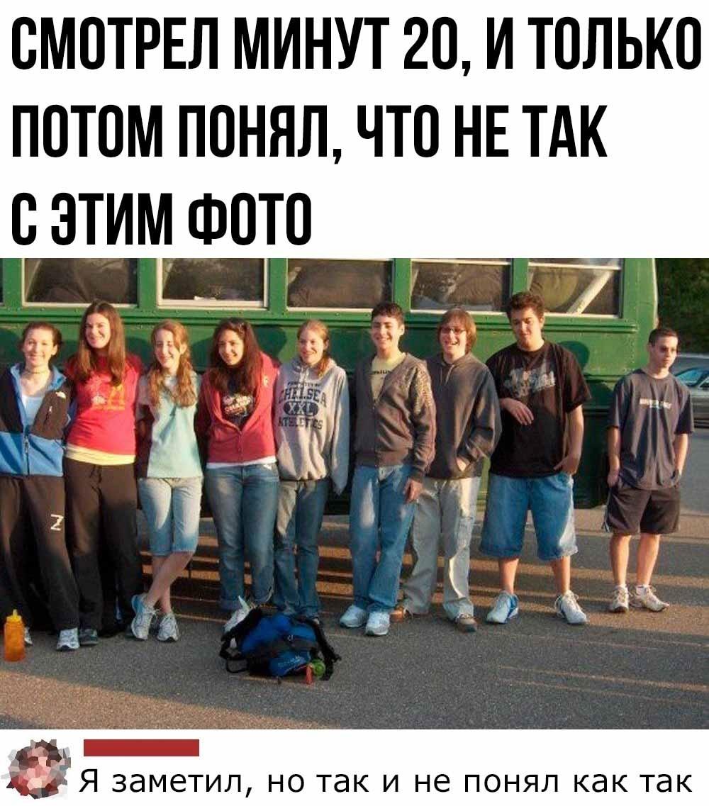 Вечерний пирс подсвечен огнями фонарей