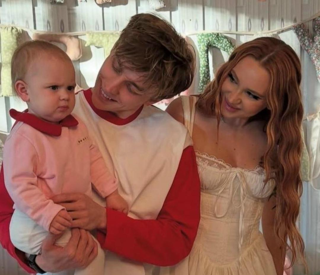 Влад А4 оставил комментарий под свежими фото Юли Годуновой с дочерью, на что Юля ответила сердечком