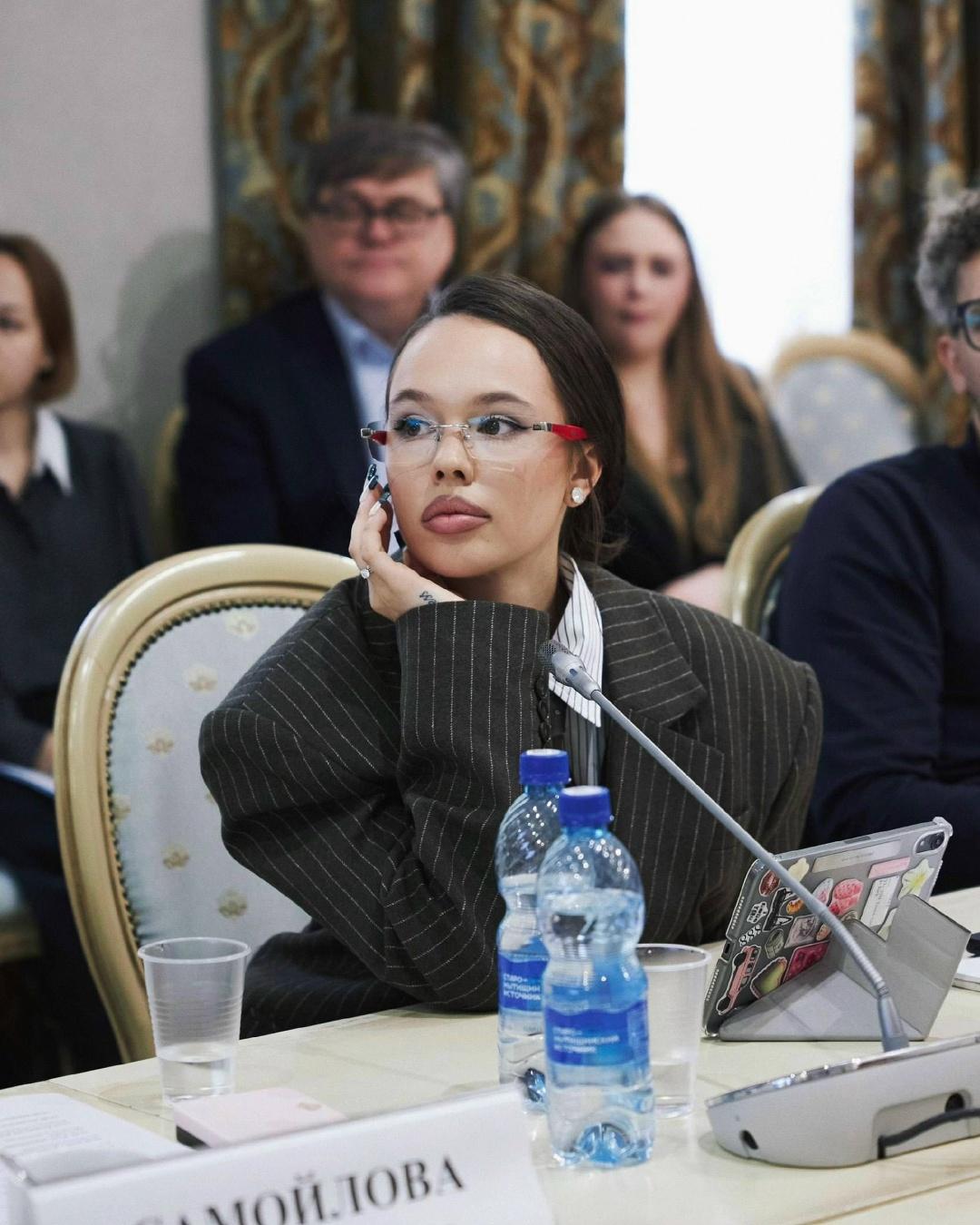 Инстасамка поделилась серией фото своего похода в Общественную палату РФ🔥