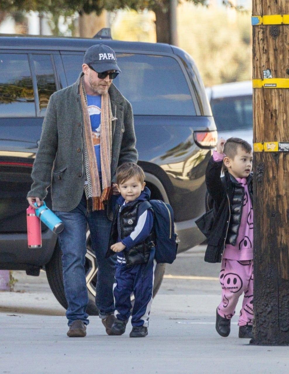 Маколей Калкин снова остался один дома, только на этот раз с собственными детьми