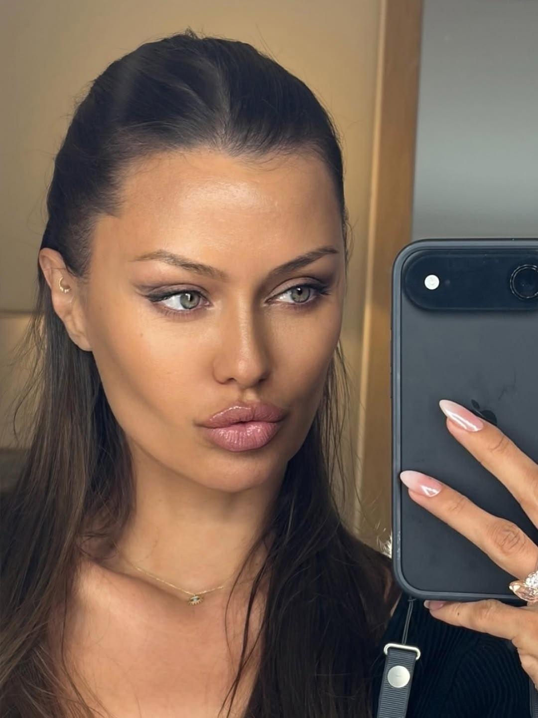 13-летняя дочь Виктории Бони, Анджелина, разозлила отца своими невероятными тратами по 70 000 рублей в день!⚡