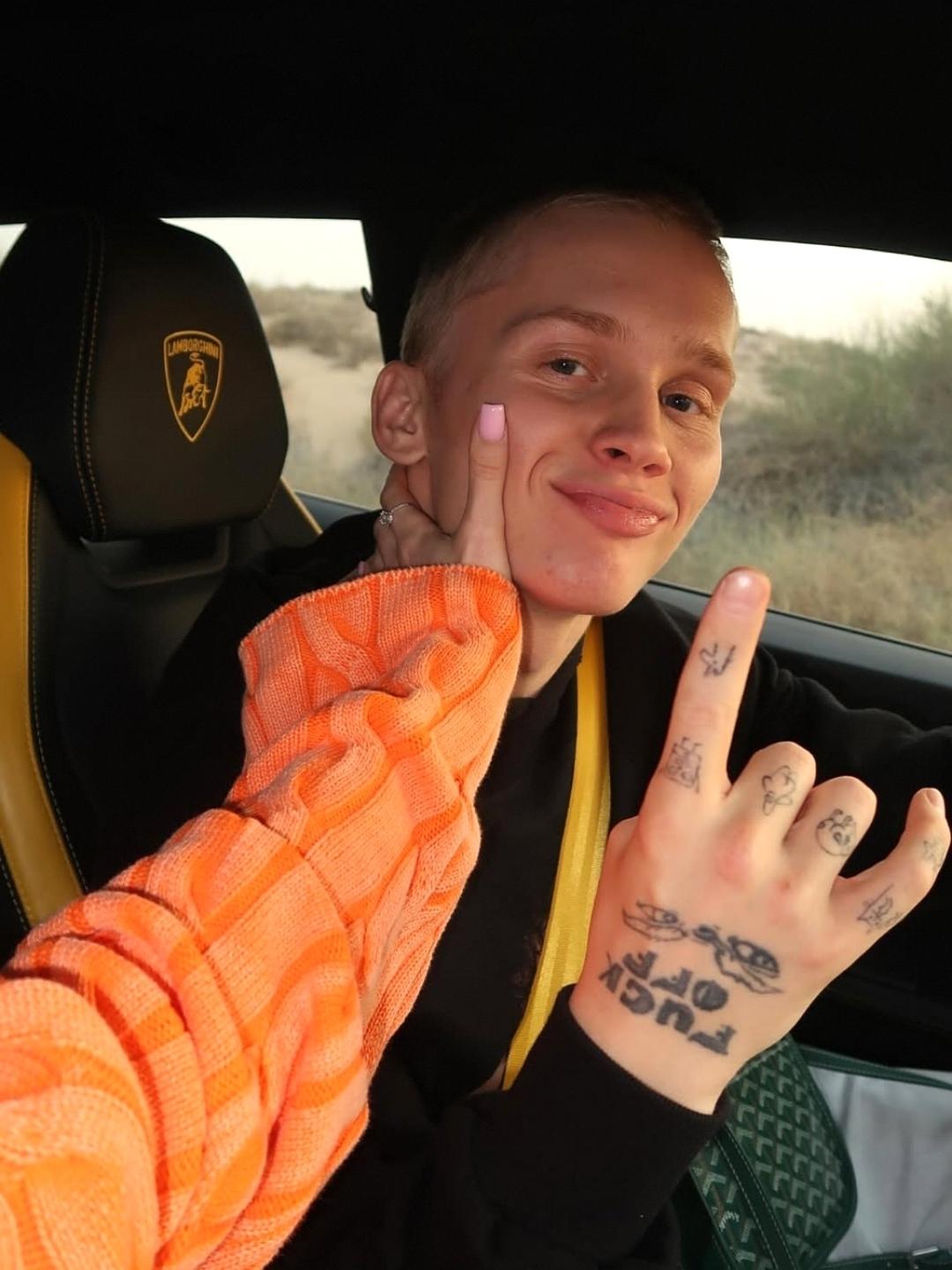 Чтобы обеспечить своей девушке роскошную жизнь, Даня Милохин постоянно работает курьером в ресторане и таксистом в Дубае.