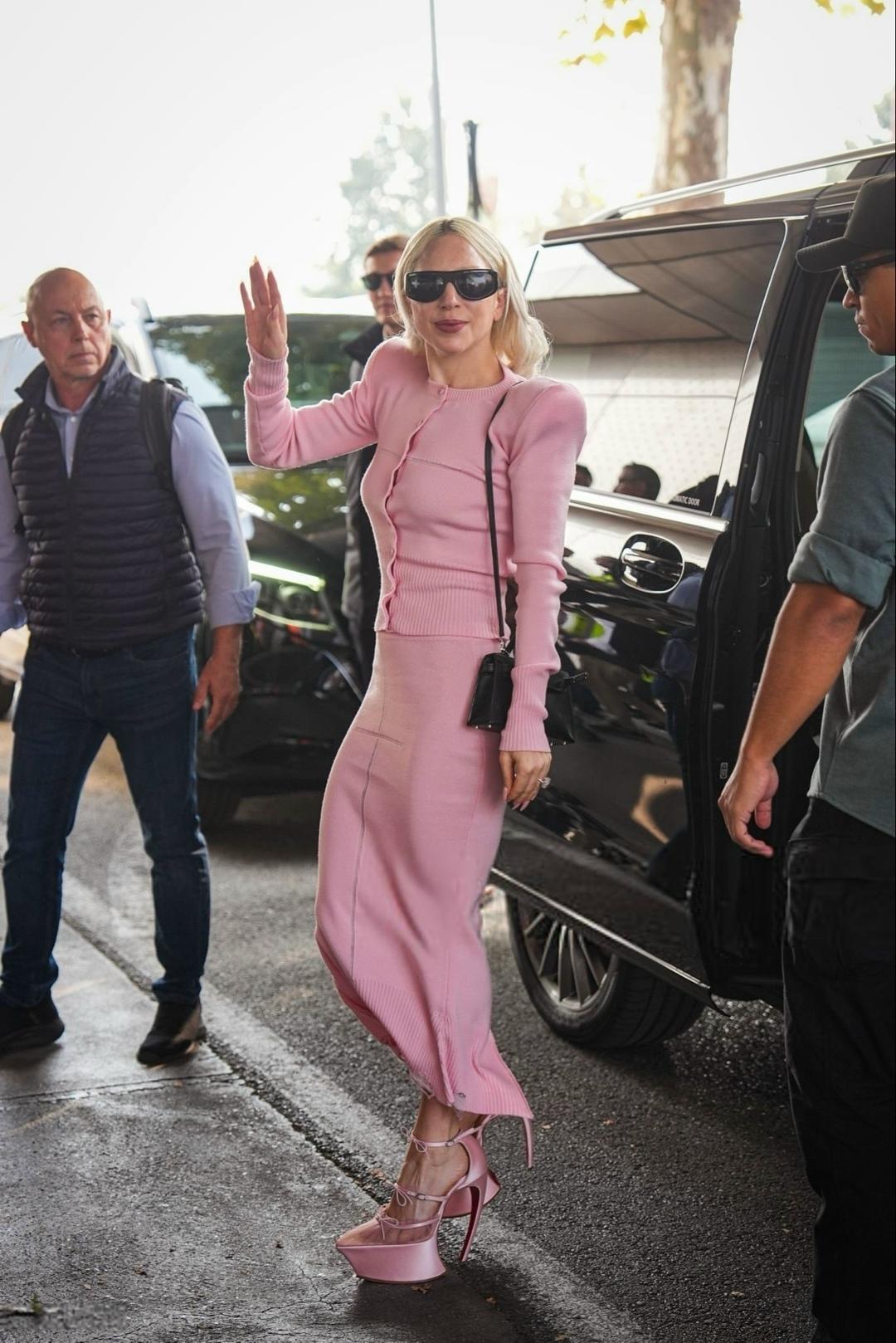 Леди Гага была снова замечена на съемках продолжения «Дьявол носит Prada»💖