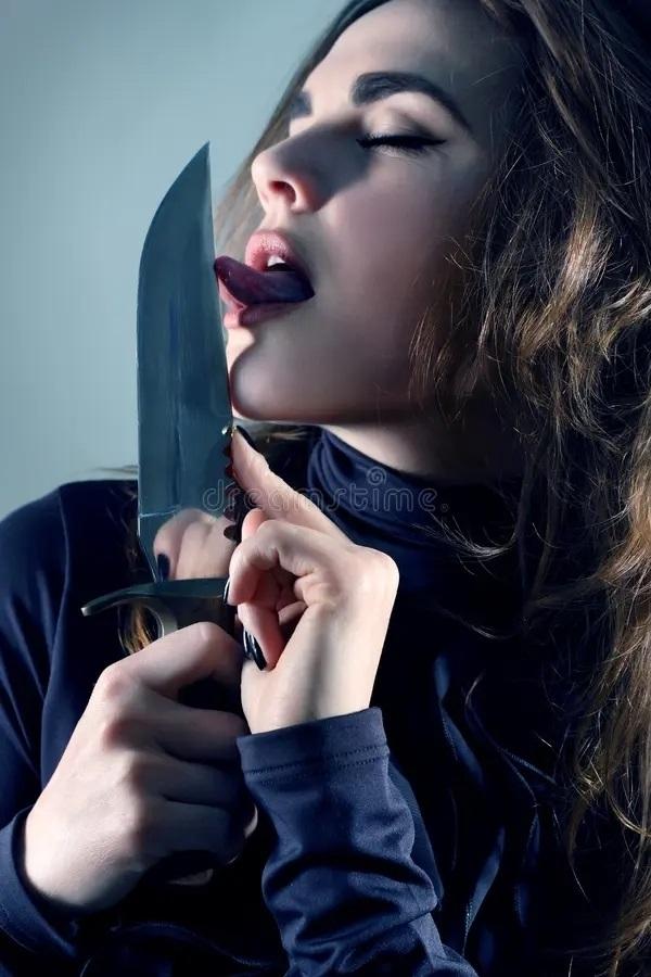 В подъезде дома в городе на Неве 21-летняя россиянка оказалась в раздражённом состоянии и с ножом наготове. Жильцы примчались на помощь и вызвали наряд.