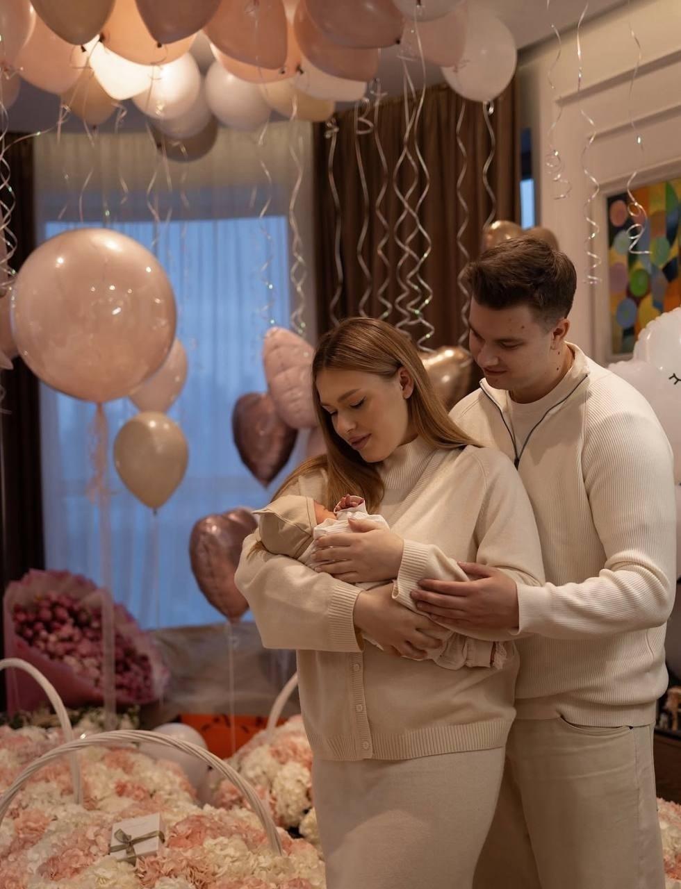 Семья Гербер создала аккаунт в запрещенной социальной сети для своей дочки, которой совсем недавно исполнился месяц😳