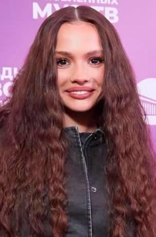 Я уже правда не понимаю, что происходит с внешностью Вали Карнавал(