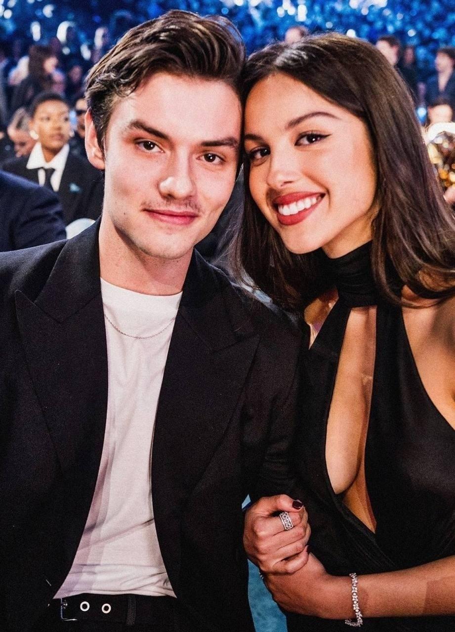 Оливия Родриго и Луи Партридж расстались после двух лет отношений.💔