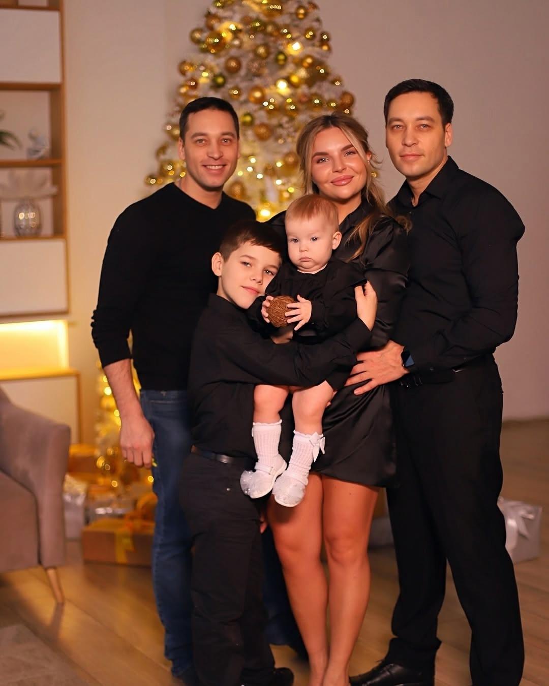 Стас Каримов поделился новогодней фотосессией, в которой запечатлены он, его жена, дети и брат.