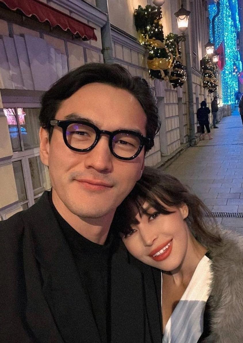 «Нам справили нужду в тарелку»: жена известного комика Нурлана Сабурова в шоке от полета в бизнес-классе, который стоил почти полмиллиона