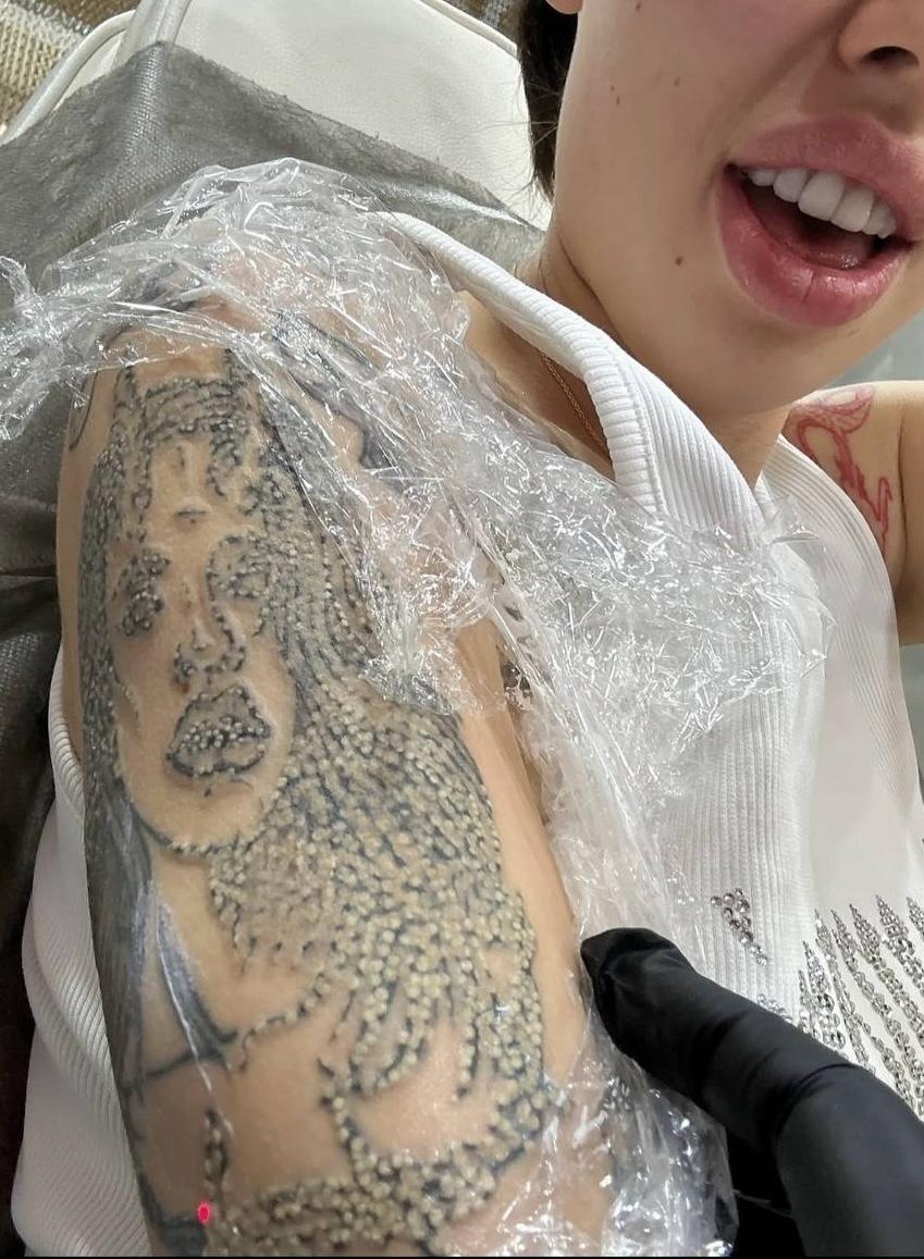 Инстасамка начала сводить одну из своих самых первых и легендарных татуировок