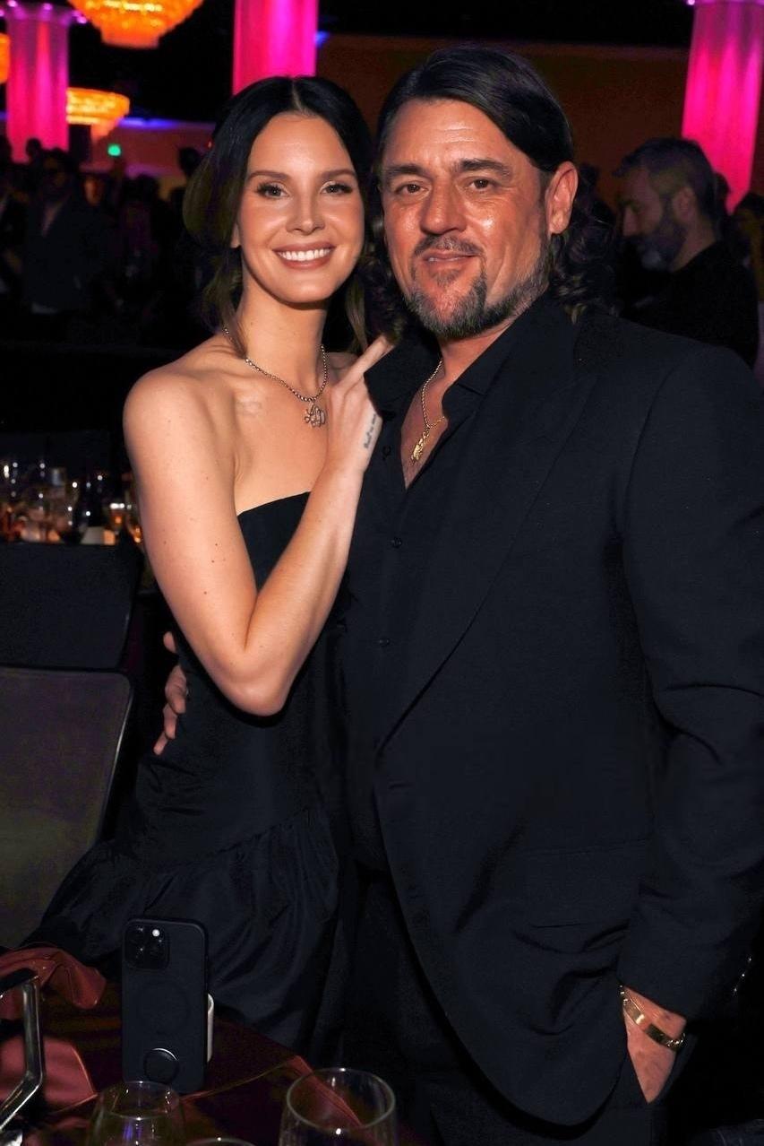 Лана Дель Рей появилась на вечеринке перед «Грэмми» в компании своего мужа ❤️🐊