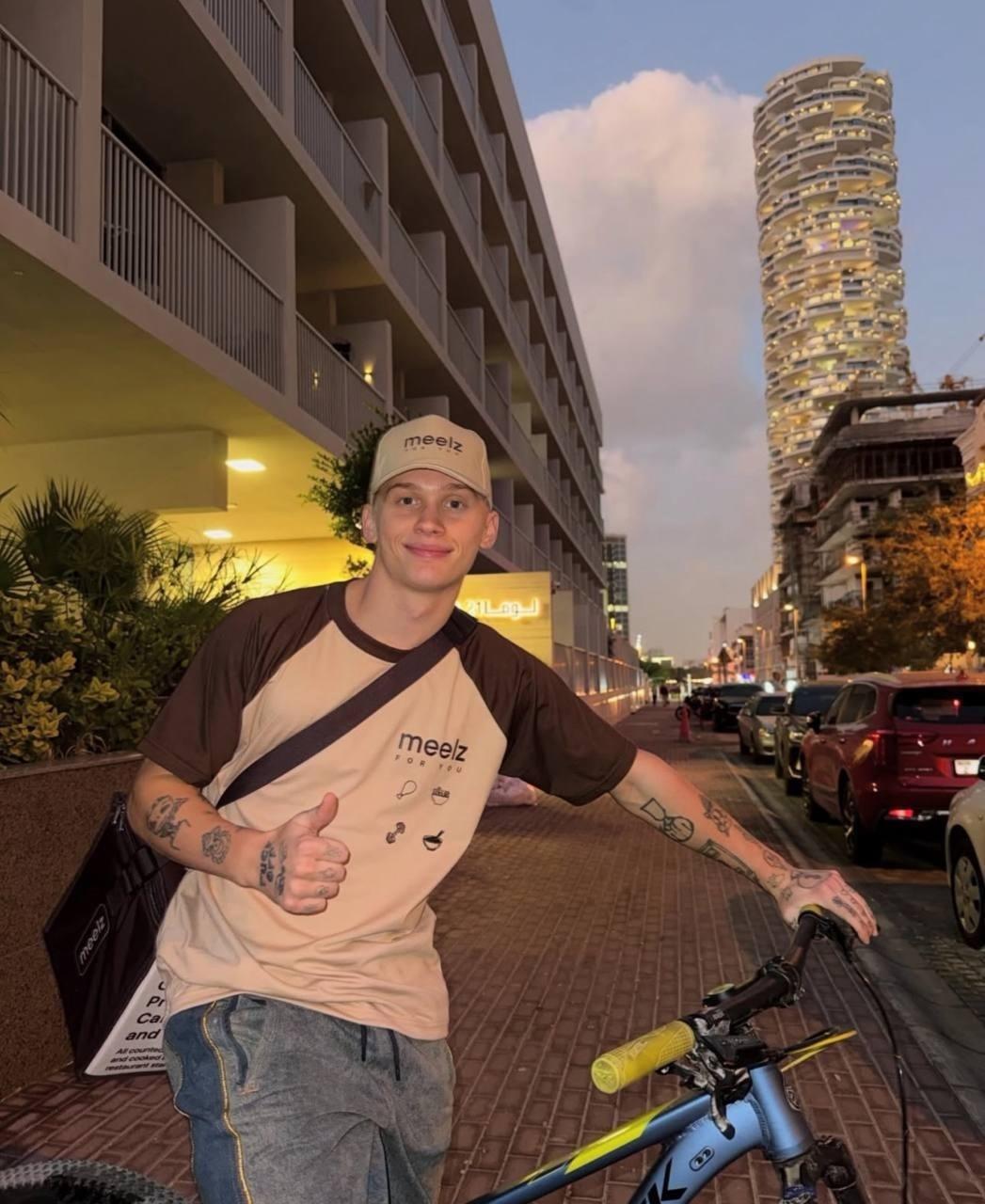 В Дубае Даня Милохин осваивает новую профессию — работает курьером