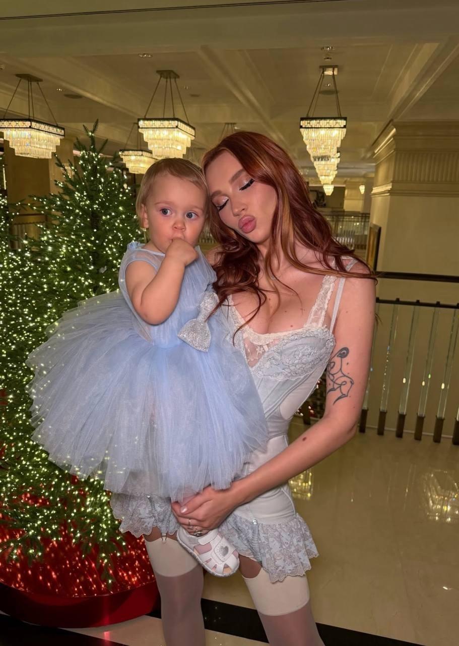 Влад Бумага прокомментировал новые фото Юли Годуновой с дочкой