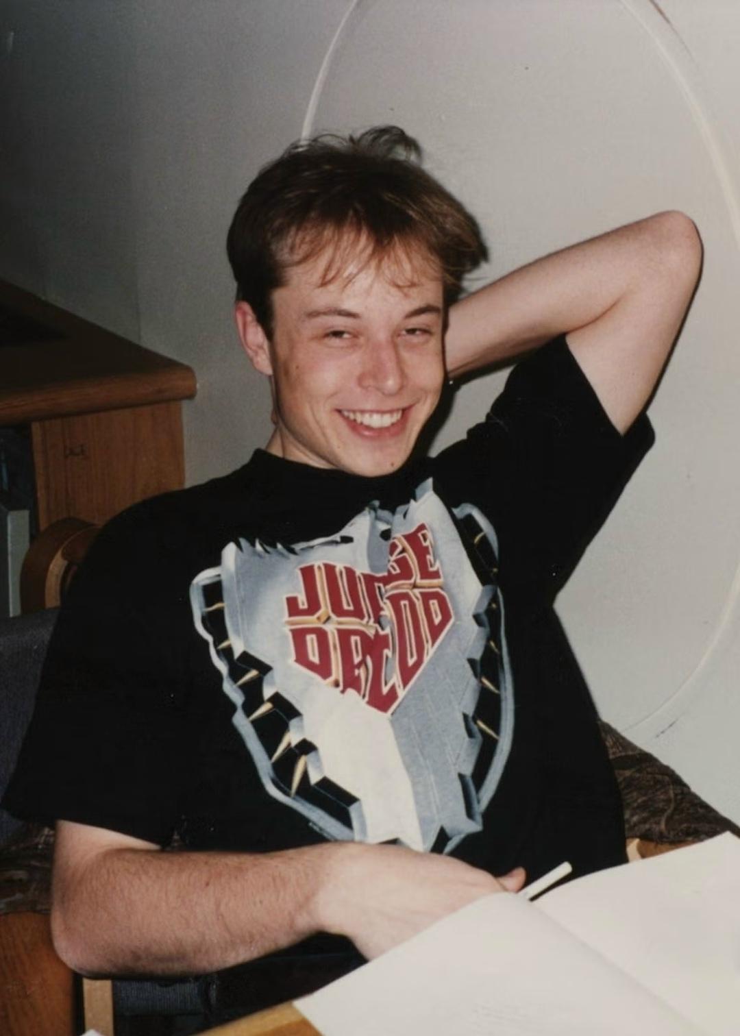 Бывшая девушка Илона Маска, Дженнифер Гвинн, выставила на аукцион коллекцию ранее не публиковавшихся фотографий и памятных вещей из их отношений, выручив в сумме 165 000 долларов.