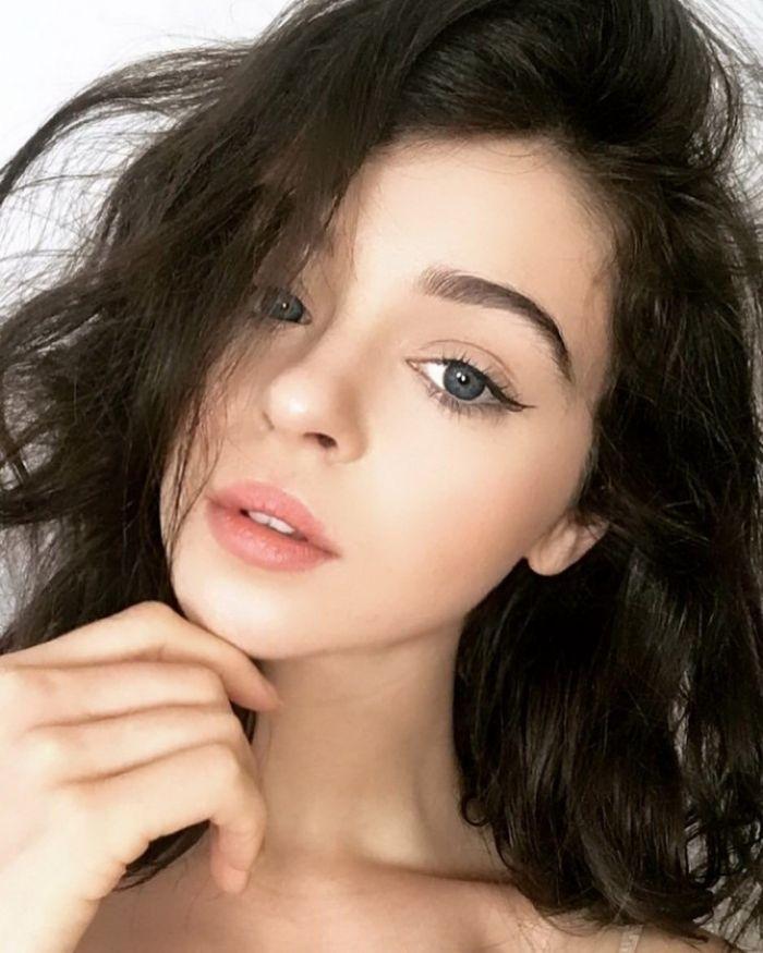 Мне 18 лет, а моей сводной сестре 22 и я разоблачил, что она раздевается и снимает разные штуки на камеру… я давно заметил, что она человек не слишком застенчивый - буквально она разгуливает по дому в майке, которая едва прикрывает её задницу… при этом, в