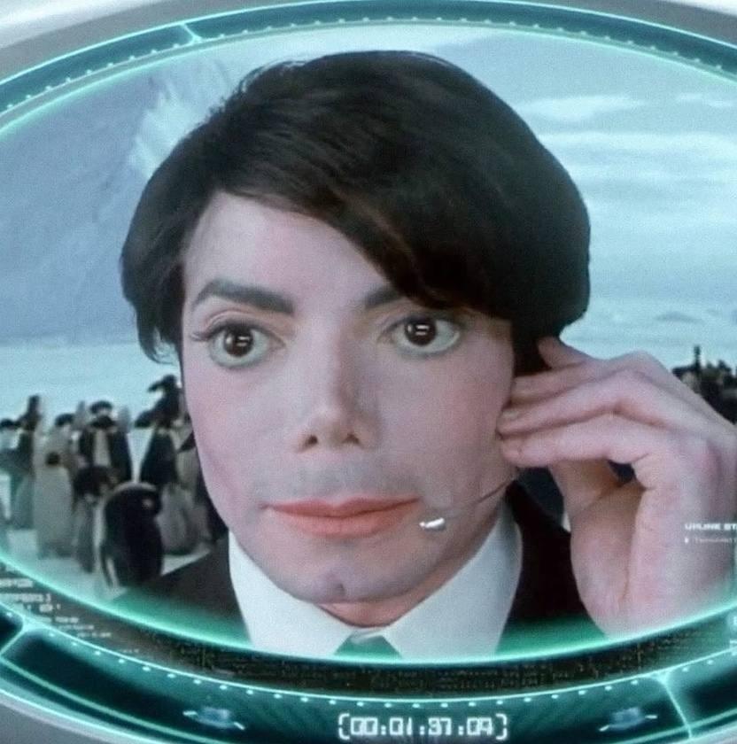 В фильме «Люди в черном 2» (2002) можно увидеть краткое появление Майкла Джексона в роли Агента M, это было эпизодическое участие