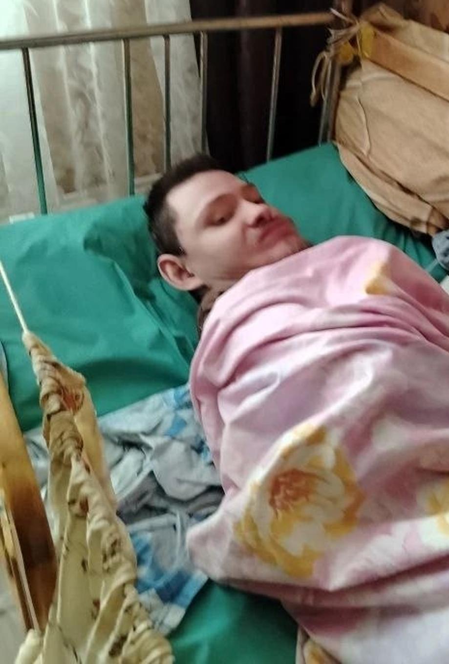Каждое утро пожилая женщина с трудом поднимается с кровати и идёт к сыну. Ей самой тяжело стоять на ногах — она перенесла инсульт. Но сын позвать на помощь не может. Он тоже после инсульта, не ходит и почти всё время лежит.