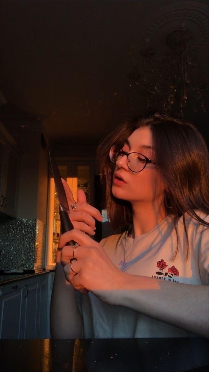 В одном из подъездов Санкт-Петербурга жильцы обнаружили 21-летнюю девушку в возбуждённом состоянии и с ножом. Соседи оказали ей помощь, после чего вызвали сотрудников полиции.