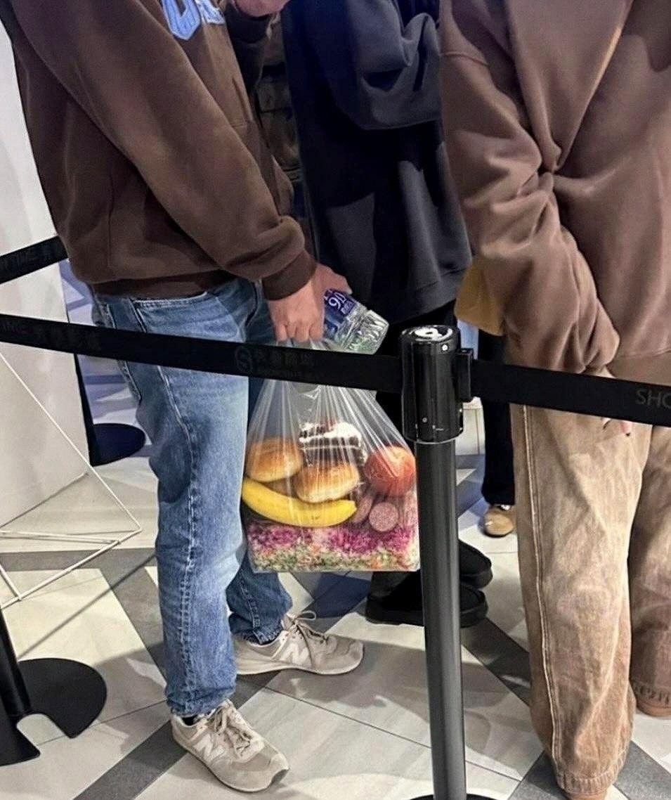 Парень из Казахстана узнал, что новая часть «Аватара» длится почти четыре часа и пришёл на сеанс максимально подготовленным, ловя на себе  завистливые взгляды бедолаг с попкорном за оверпрайс.