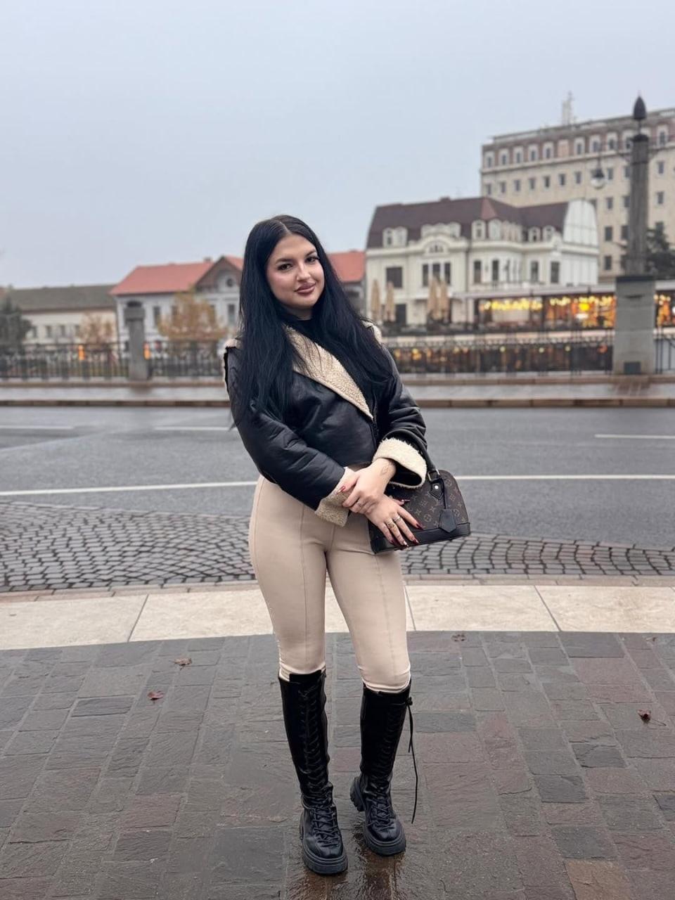 Приветик, я Настя. Ищу хорошего и доброго парня.