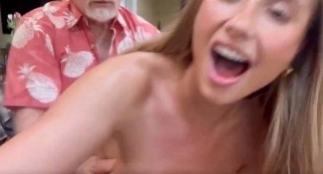 Лили Филлипс пошла по домам престарелых