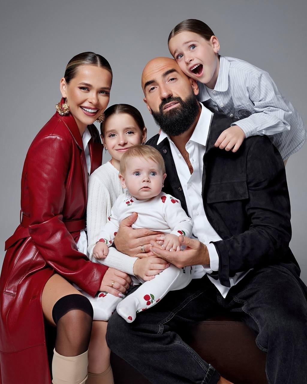 ⚡️«НИ КАПЛИ НЕ ПОХОЖА НА МУЖА»: Анна Хилькевич впервые показала младшую дочку