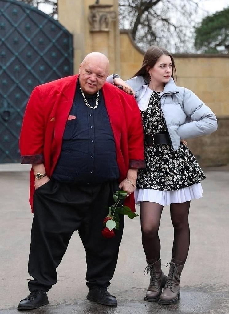 Стас Барецкий сделал своей возлюбленной очень необычный подарок — он подарил ей участок на кладбище. По его словам, такой подарок действительно ценен и продуман, потому что земля в Санкт-Петербурге дорогая и её сложно найти