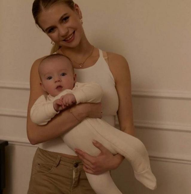 «Я перестану кормить грудью Мишу, и моя фигура улучшится»: Александра Трусова показала живот после родов