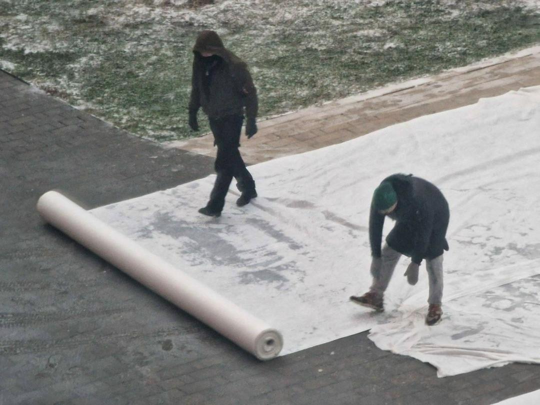 В Москве начали расстилать рулонный снег — такую картину у себя во дворе увидели местные жители