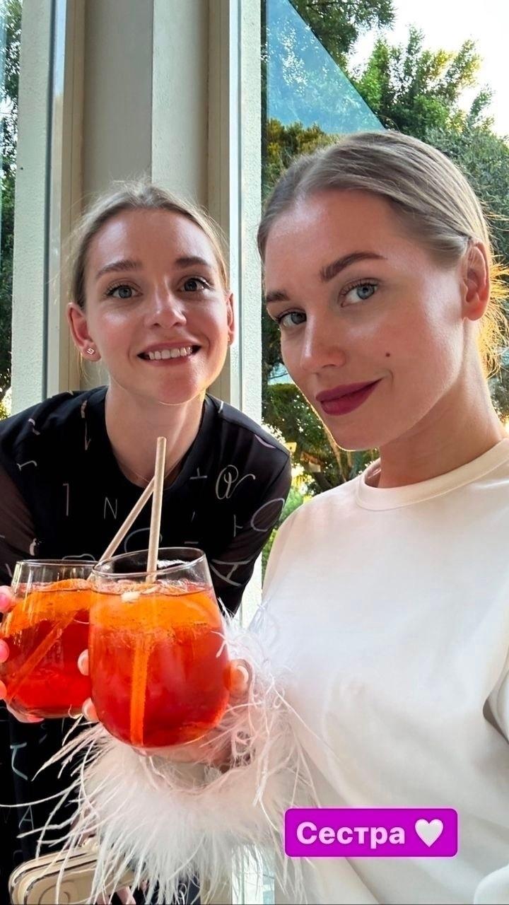 На отдыхе в Турции Кристина Асмус продемонстрировала свои акробатические навыки. Вместе со своей 9-летней дочерью Настей, сестрой и племянницей, 35-летняя актриса наслаждается отдыхом.