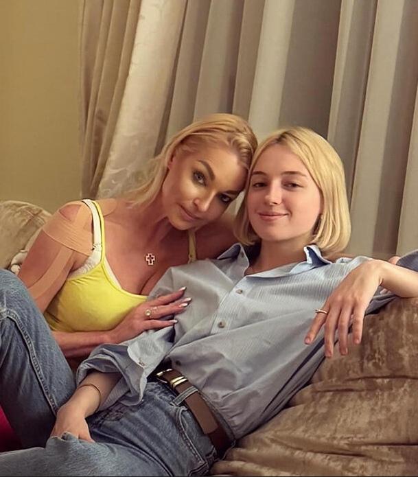 😢💔 Анастасия Волочкова заявила, что потеряла единственную дочь — 19-летнюю Ариадну: балерина не знает, где сейчас живёт наследница и что с ней происходит, хотя та находится в центре Москвы