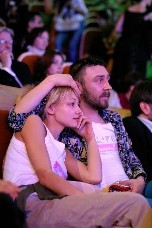 После премьеры фильма «Сестры» Сергея Бодрова, на тот момент 15-летняя актриса Оксана Акиньшина привлекла внимание 30-летнего Сергея Шнурова