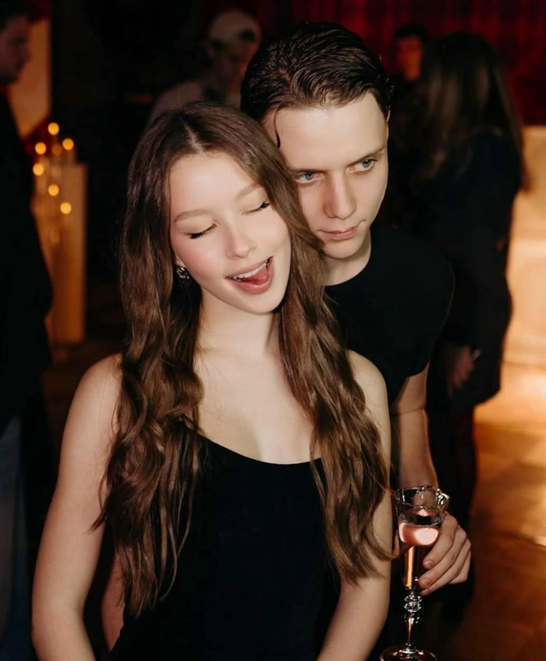 Ваня Дмитриенко заявил, что гордится тем, как Аня Пересильд не реагирует на хейт после «Алисы в стране чудес»💕