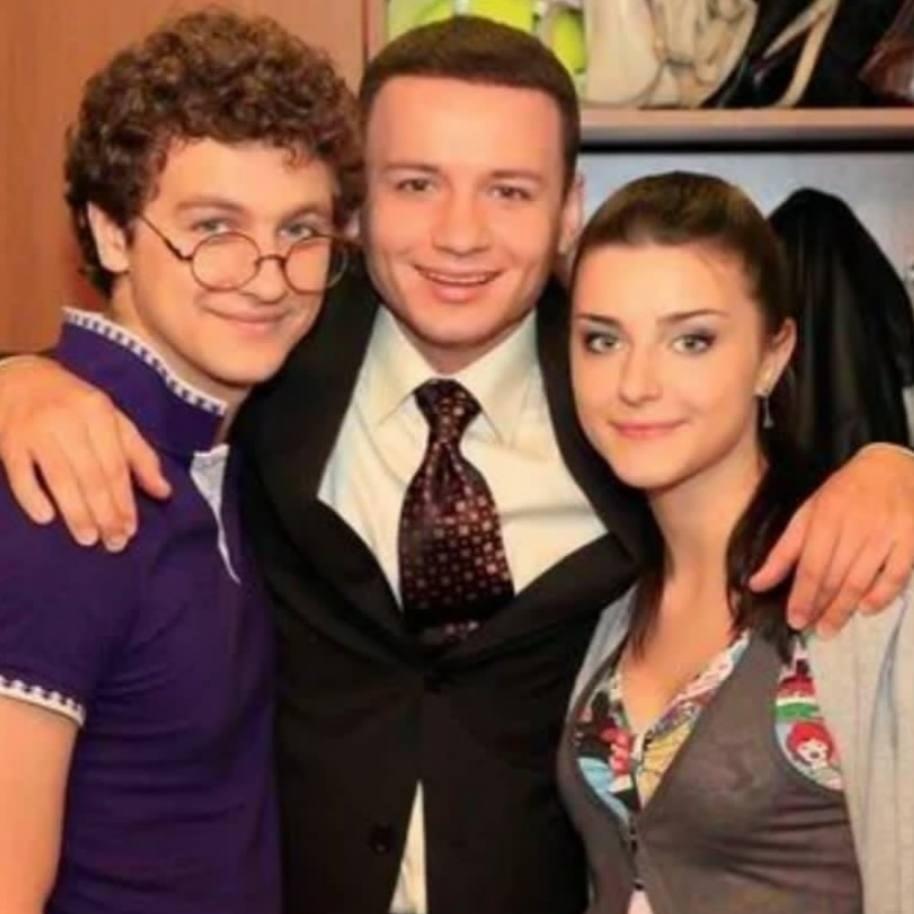 Александр Олешко опубликовал архивные фото с актерами сериала «Папины Дочки»