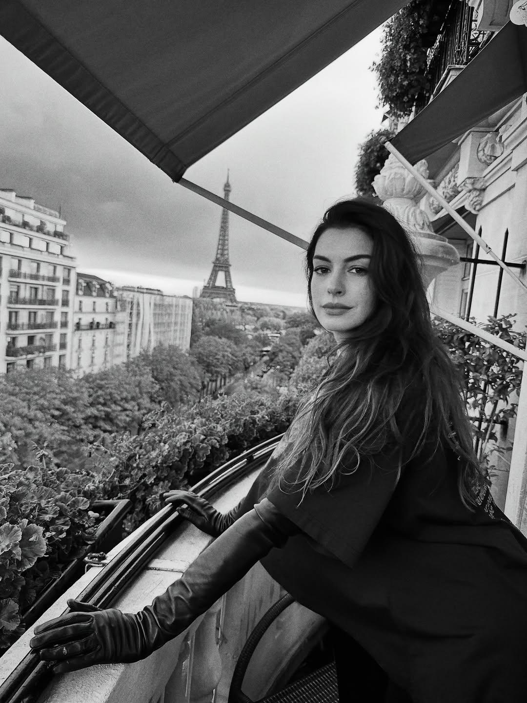 Прекрасная Энн Хэтэуэй на показе бренда Balenciaga в Париже