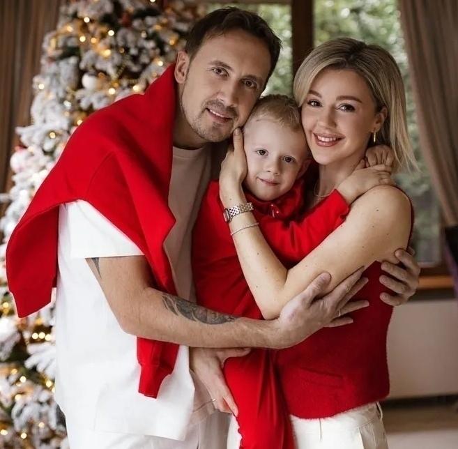 «Моя любовь»: Юлианна Караулова показала редкие фото с мужем и сыном по важному поводу